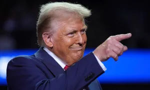 Khoảnh khắc ông Trump gặp cử tri mang ơn gia đình mình Khoảnh khắc ông Trump gặp cử tri mang ơn gia đình mình