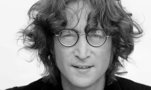 Khắc Triệu hát ở đêm nhạc tưởng nhớ John Lennon