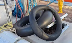 Bé gái bám vào săm xe, sống sót ba ngày trên biển Bé gái bám vào săm xe, sống sót ba ngày trên biển