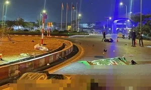 Đâm vào vòng xuyến, hai người tử vong Đâm vào vòng xuyến, hai người tử vong