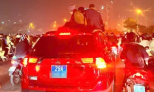 Chở người trên nóc xe, tài xế bị trừ 6 điểm bằng lái Chở người trên nóc xe, tài xế bị trừ 6 điểm bằng lái