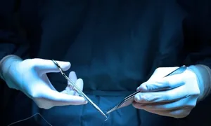 Vết mổ một cm cứu thanh niên gãy cột sống cổ Vết mổ một cm cứu thanh niên gãy cột sống cổ