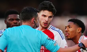 Ngoại hạng Anh bảo vệ trọng tài phạt thẻ đỏ Arsenal Ngoại hạng Anh bảo vệ trọng tài phạt thẻ đỏ Arsenal