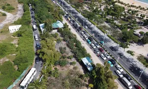 Nha Trang, Vũng Tàu đông khách, kẹt xe kéo dài Nha Trang, Vũng Tàu đông khách, kẹt xe kéo dài