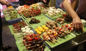 'Vào chợ đêm Việt toàn thấy xúc xích rán, Tokbokki' 'Vào chợ đêm Việt toàn thấy xúc xích rán, Tokbokki'