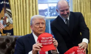 Tổng thống Mỹ tặng mũ 'Trump nói gì cũng đúng' cho phóng viên Tổng thống Mỹ tặng mũ 'Trump nói gì cũng đúng' cho phóng viên
