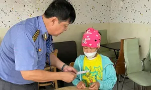 Tổ tàu SE4 góp tiền cho người phụ nữ không vé về quê